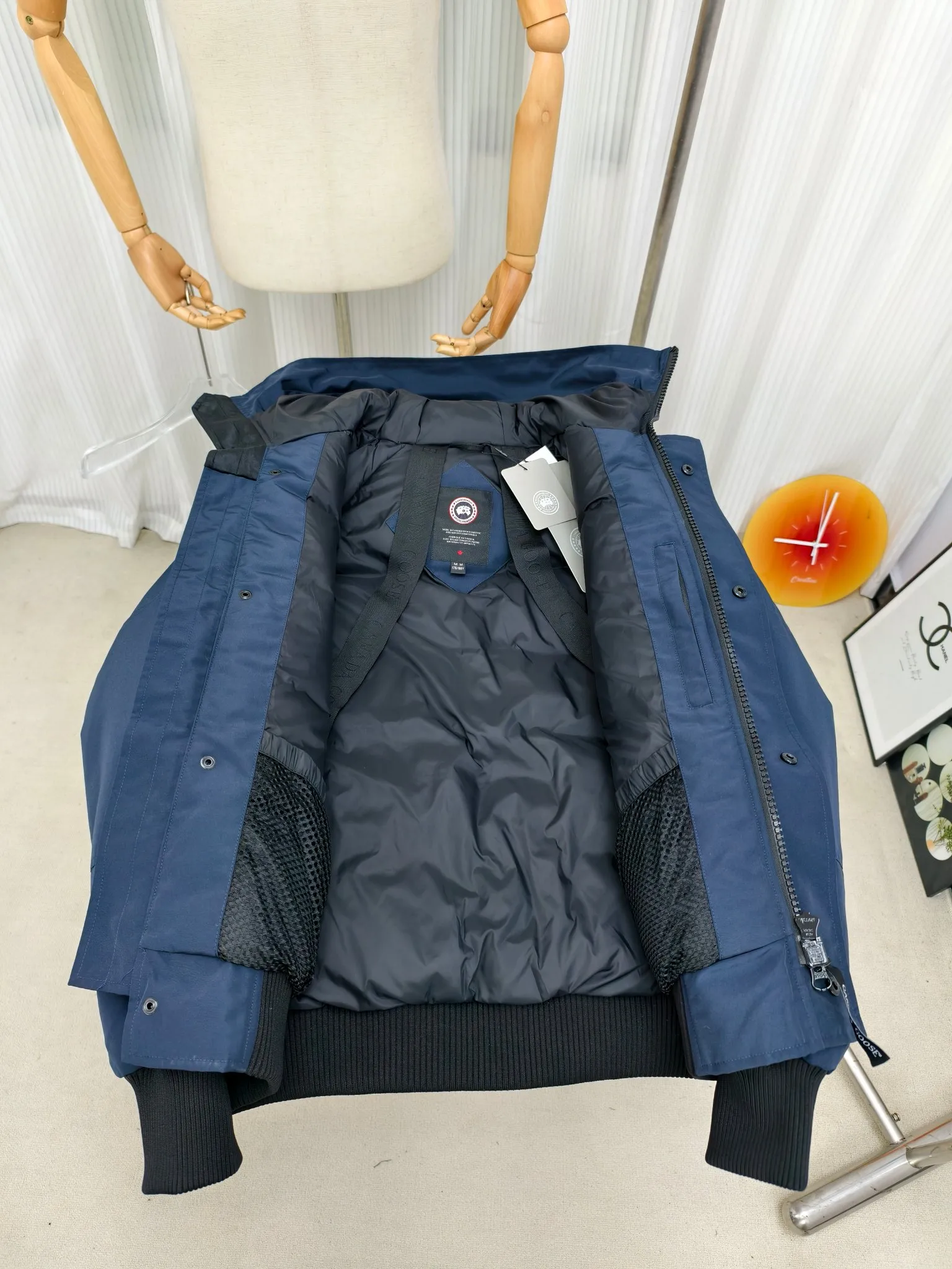P720 ————2050M model/new 01 model (high version) Canada goose Canada Goose Chilliwack bomber jacket is one of our popular styles. The upgraded version adopts streamlined hood details and improved trimmings. The Chilliwack bomber jacket was originally designed for pilots in the post-war no-man's land in northern Canada. It is durable, warm and easy to move. The inside is filled with white duck down, which has higher thermal insulation performance. Chilliwack's iconic style, enduring popularity, is a popular jacket from Canada Goose. Customize your parka with our variety of interchangeable hood trim accessories to extend the coverage of your hood. Hip-length, the bomber jacket's knitted cuffs and hem are mid-length for freedom of movement. Rib knit cuffs and hem improve fit and seal in heat.  2050M is an upgraded version of the old version 01. Color: black, gray, off-white, navy. Size: XS-2XL